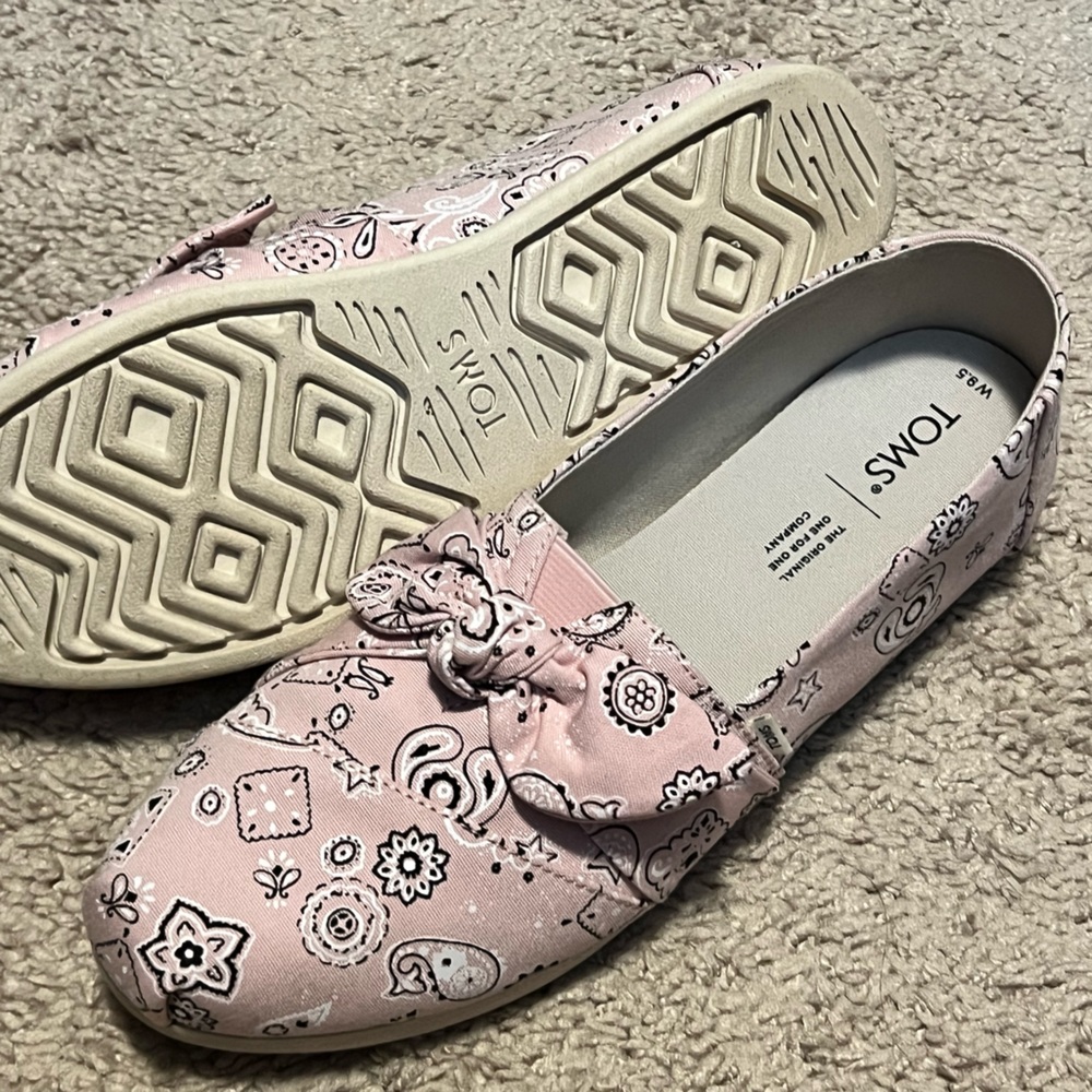 Toms Women’s 9.5 Alpargata pink paisley bandana like new